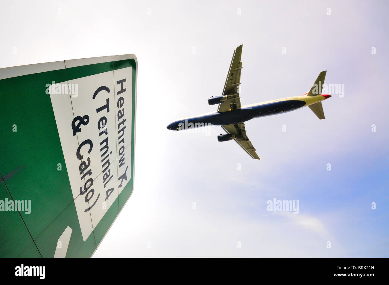 Niedrig fliegende Flugzeuge landen am Flughafen Heathrow, London Stockfoto