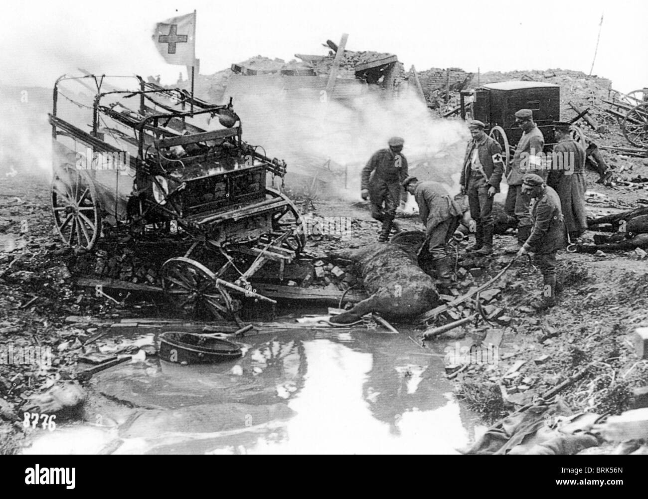 HORSE-DRAWN rotes Kreuz RETTUNGSWAGEN im ersten Weltkrieg von einer Granate getroffen Stockfoto