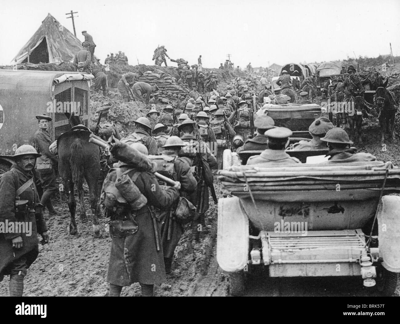 ERSTE Weltkrieg britische Truppen bewegen sich in Richtung der Startlinie für eine Offensive an der Somme 1916. Stockfoto