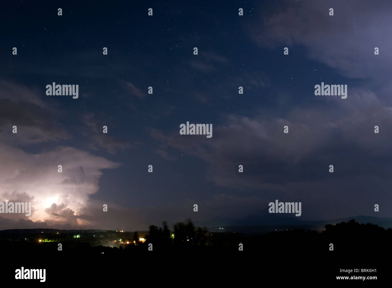 Abend Zeit Blitz leuchtenden Wolken Stockfoto