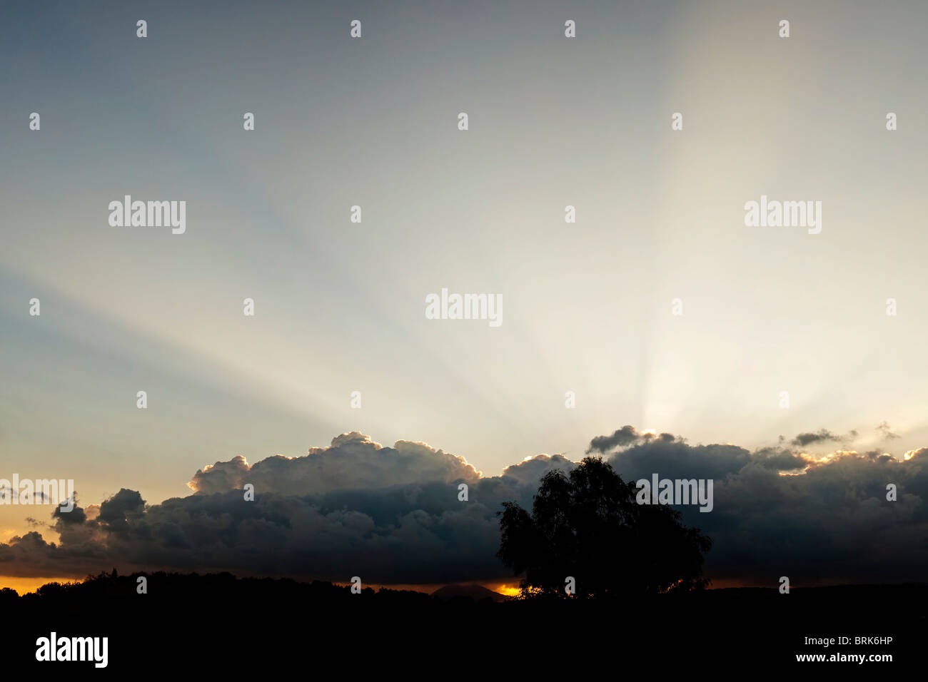 Dramatische dämmerungsaktiv Sonnenstrahlen Stockfoto