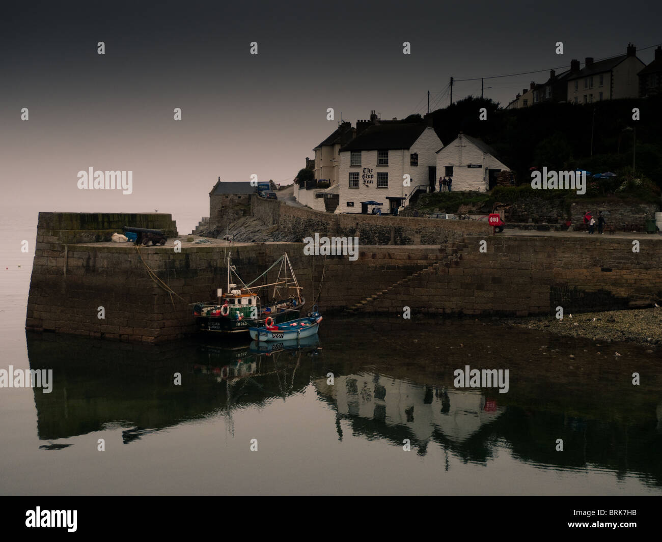 Kornische Hafeneinfahrt Porthleven Stockfoto