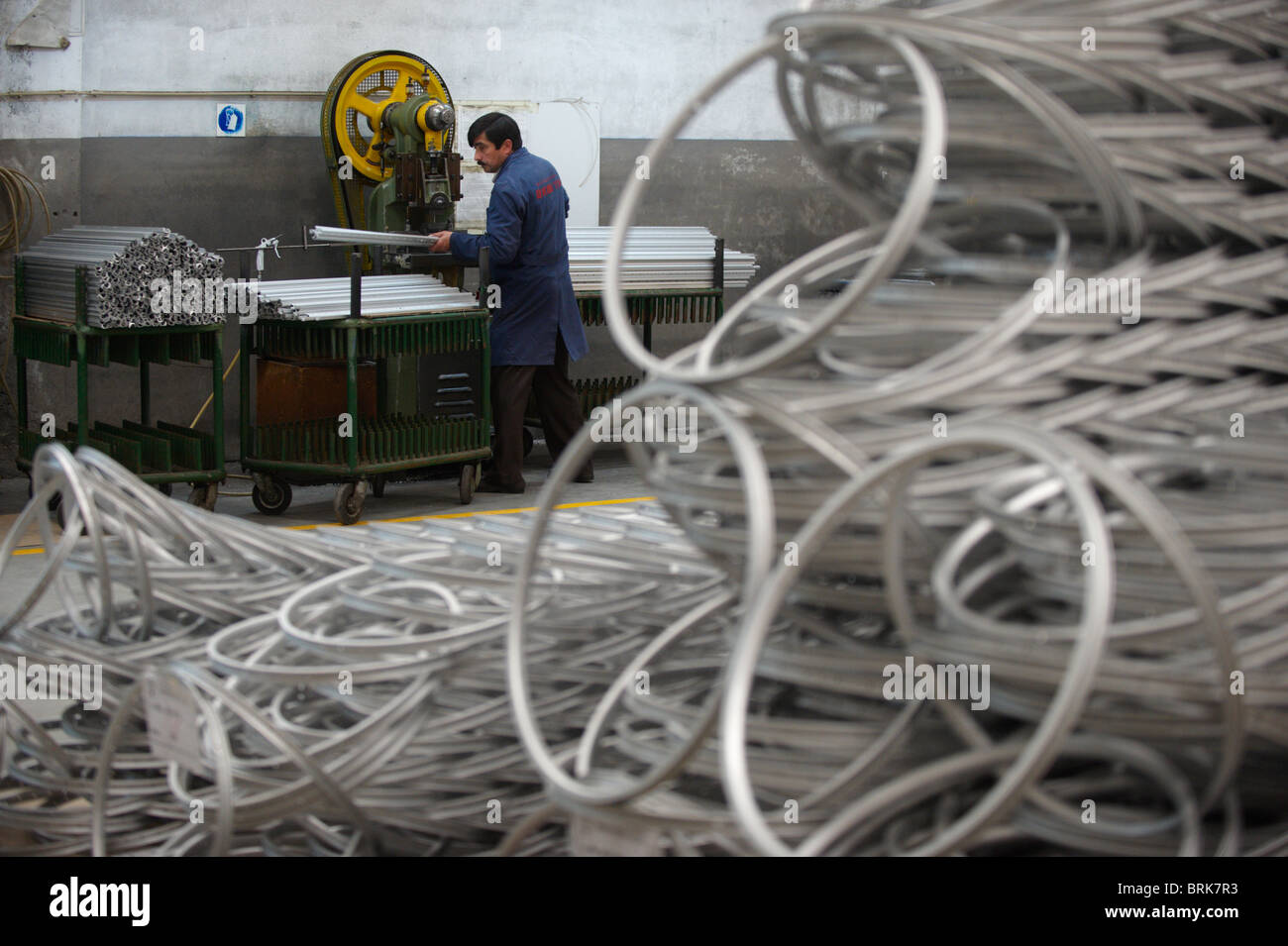 Arbeiter verwandelt Metall Felgen in einer Fahrradfabrik Stockfoto