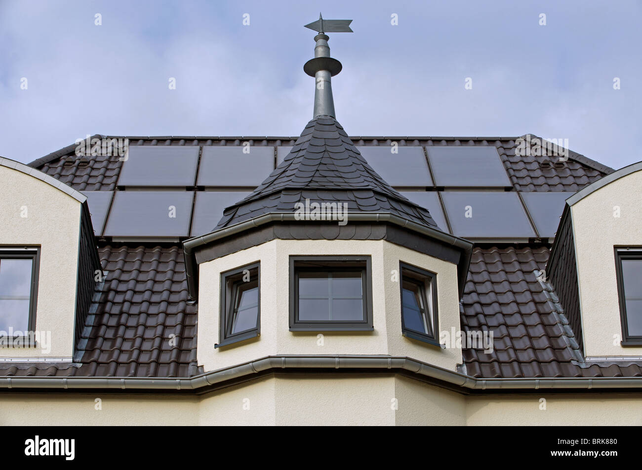 Neu erbaute Appartementhaus mit Solaranlagen ausgestattet, um das Dach, Leichlingen, Nordrhein-Westfalen, Deutschland. Stockfoto
