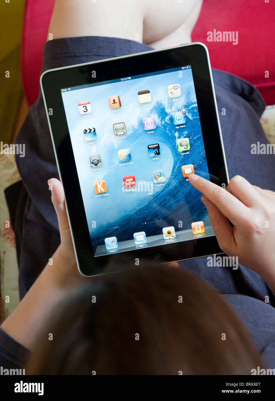 Frau hält und einen iPad Tablet-Computer verwenden, um apps auf Wifi zu Hause herunterladen Stockfoto