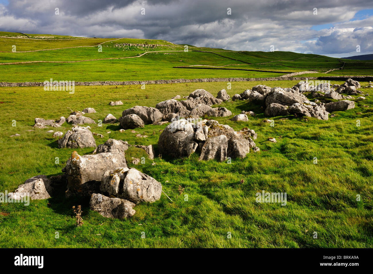 Kalkstein Pflaster, oberhalb der Ortschaft Grassington, Wharfedale, Yorkshire Dales National Park, UK Stockfoto