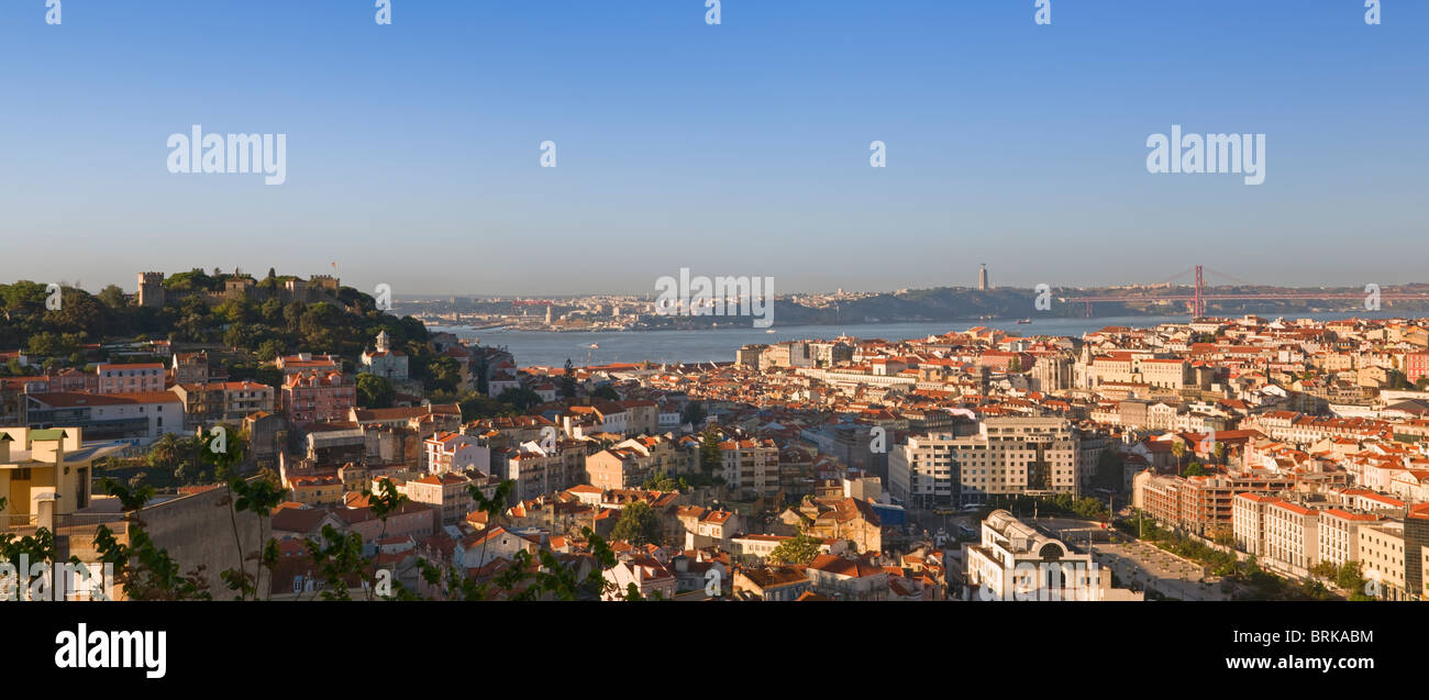 Blick auf die Stadt, Brücke, die Burg und die Cristo Rei Statue Lissabon Portugal Stockfoto