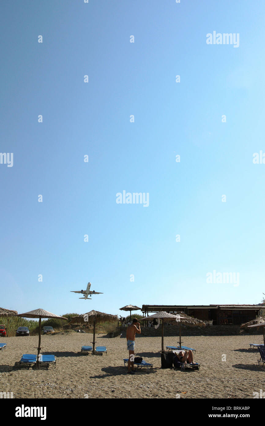 In der Nähe von Xanemo Beath, Skiathos Stadt Skiathos, Griechenland startenden Flugzeuge Stockfoto