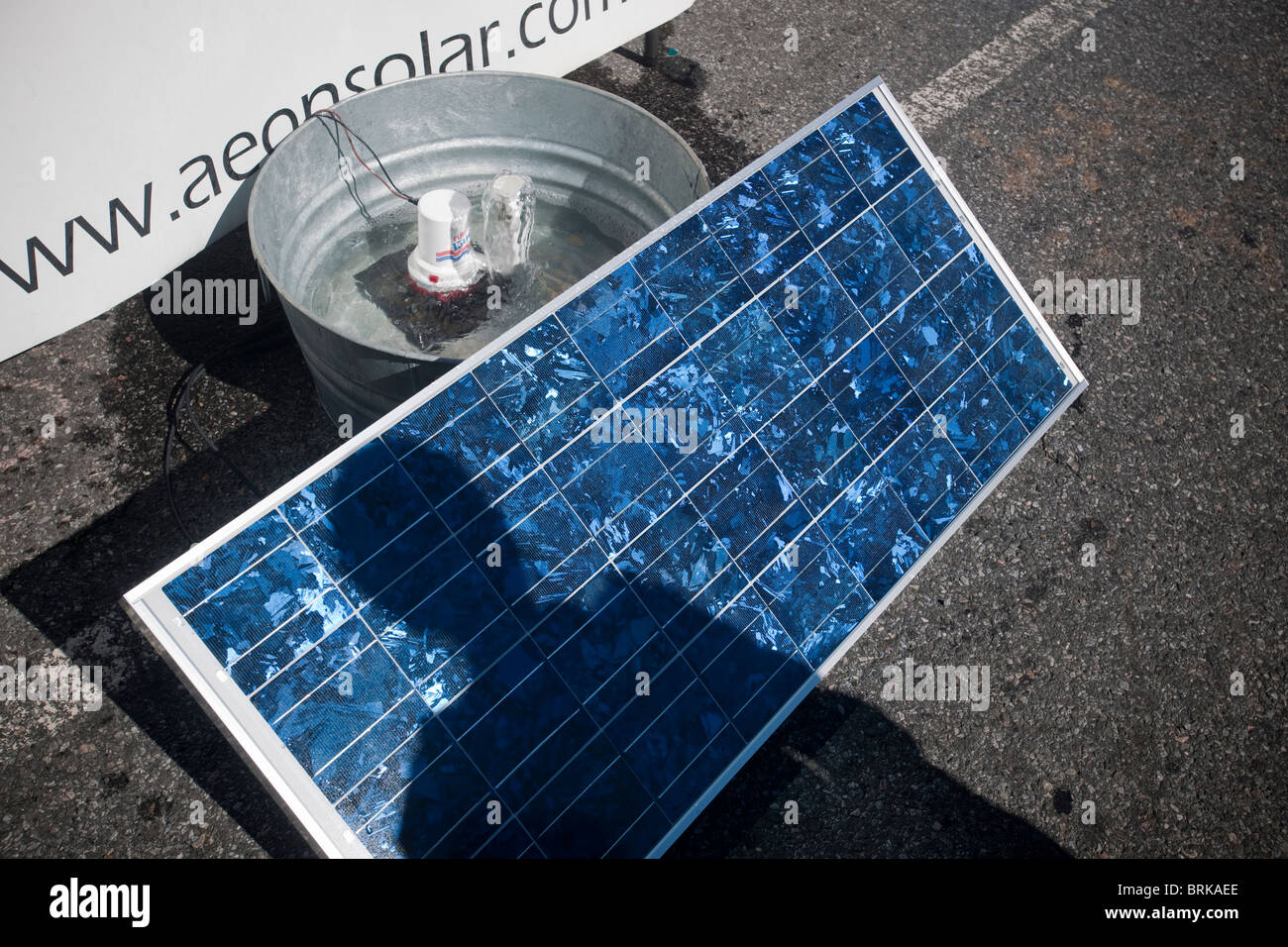 Ein Solar-Panel zeigt sich mit n ökologische Straßenfest eine Wasserpumpe in Brooklyn in New York Stockfoto