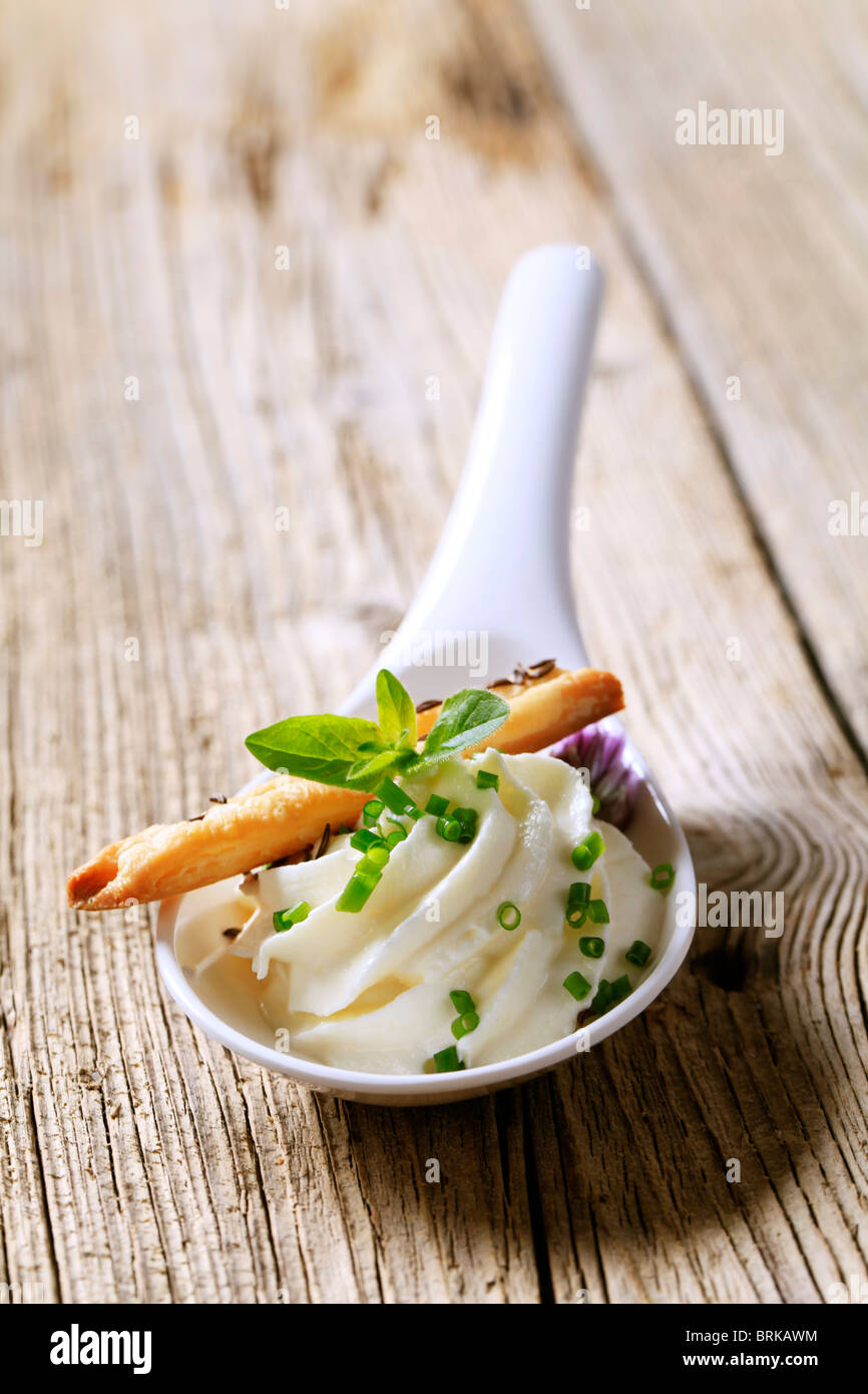 Auf einem Löffel und Brot Stick streichfähiger Käse Stockfoto