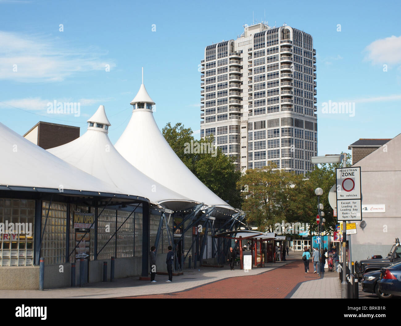 Stadtzentrum Swindon zeigt Murray John Tower und Markthalle Stockfoto