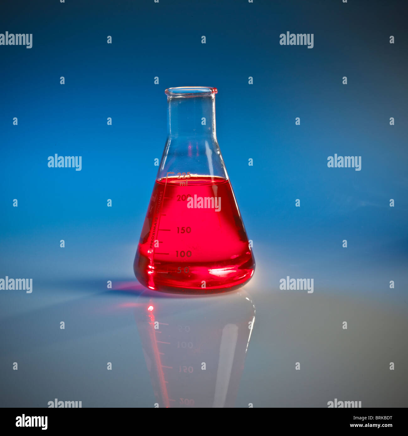 Glaskolben Chemie Kfz Getriebe Öl. Textfreiraum Stockfoto