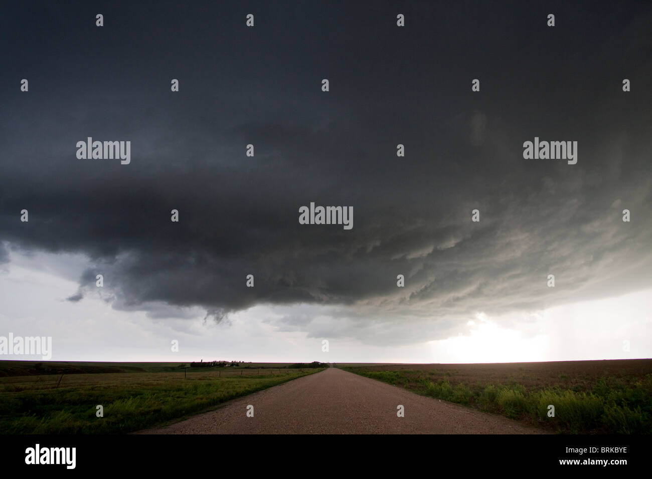 Ein Feldweg führt in Richtung einer Superzelle Gewitter in Kansas, 23. Mai 2010. Stockfoto