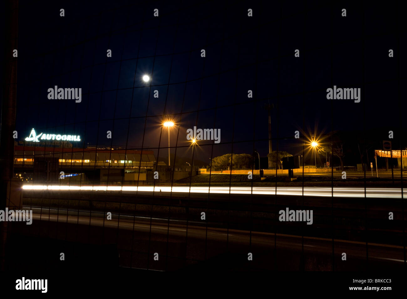 Lichter der italienischen Autogrill auf der Autostrada Roma in der Nacht in Frascati, Italien Stockfoto