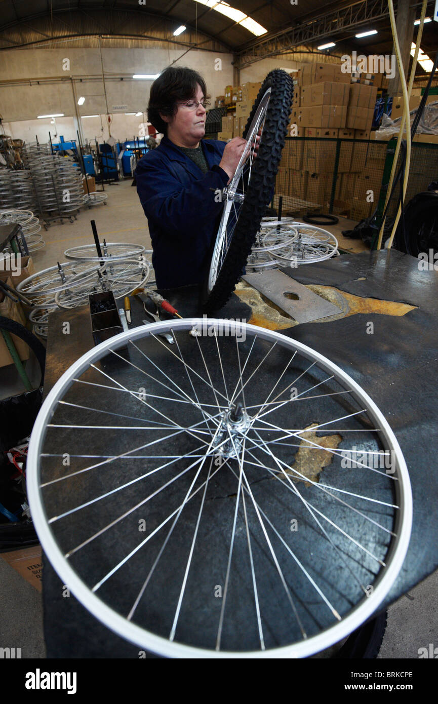 Fahrradreifen felgen -Fotos und -Bildmaterial in hoher Auflösung – Alamy