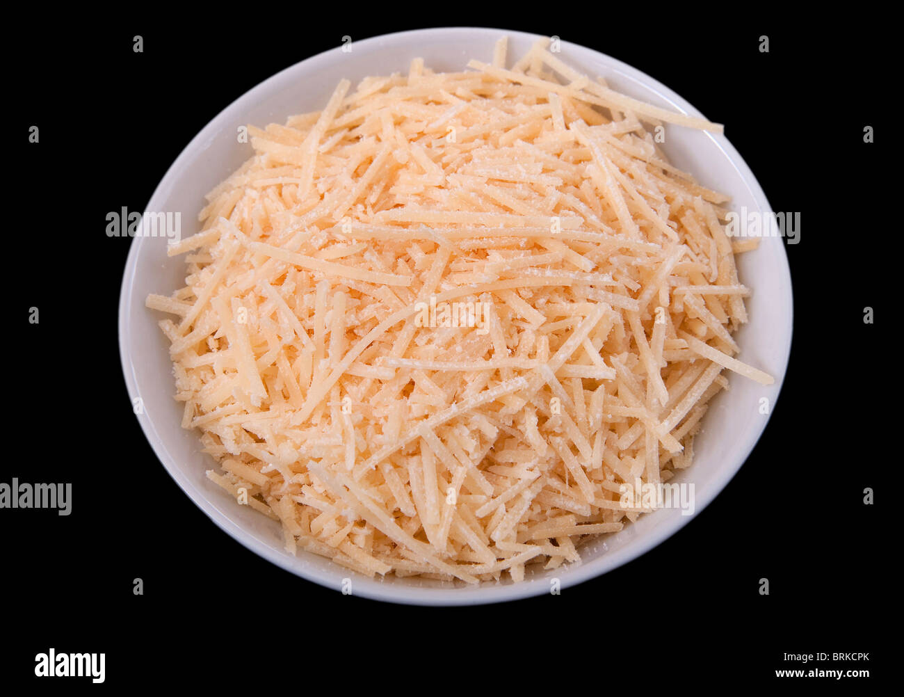 eine kleine Vorbereitung Schale geschreddert Cheddar-Käse bereit, über einen schwarzen Hintergrund mit Kochen Stockfoto