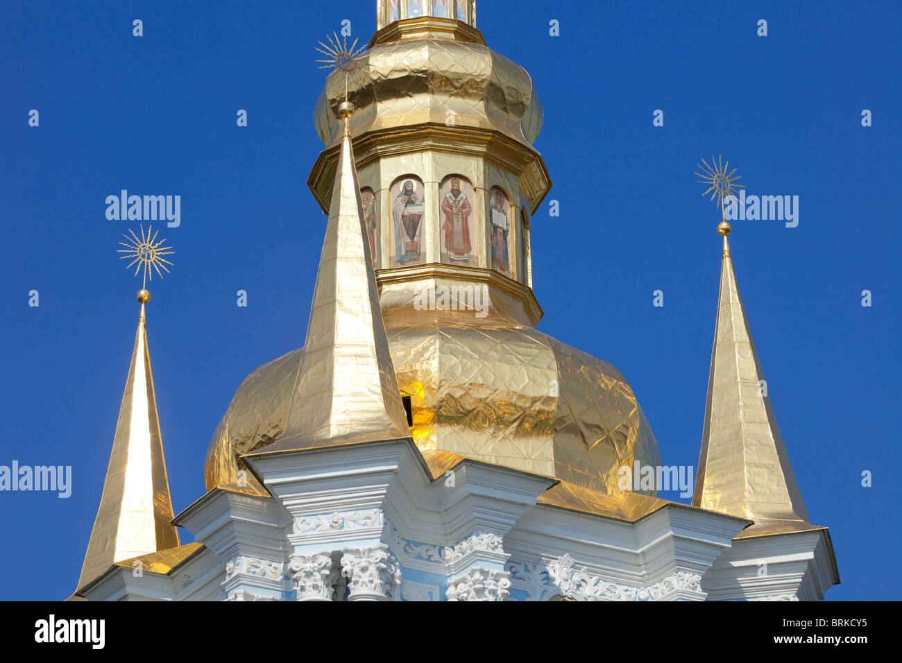 Glockenturm der Kirche der Geburt der Jungfrau Maria (1696) an der Kiewer Höhlenkloster (1015) in Kiew, Ukraine Stockfoto