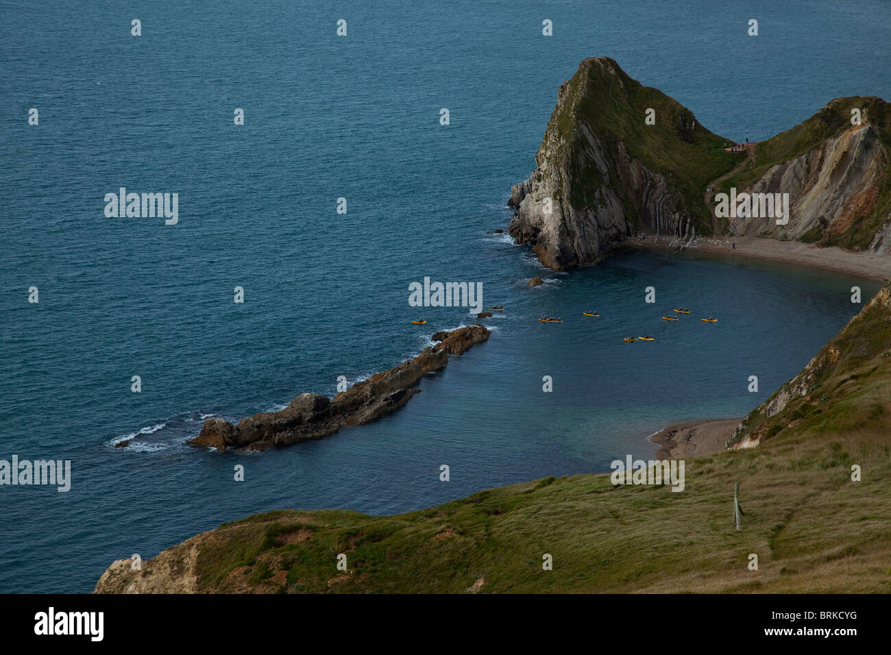 Kajaks im Meer bei Durdle Door in den Sommermonaten Dorset England UK Stockfoto
