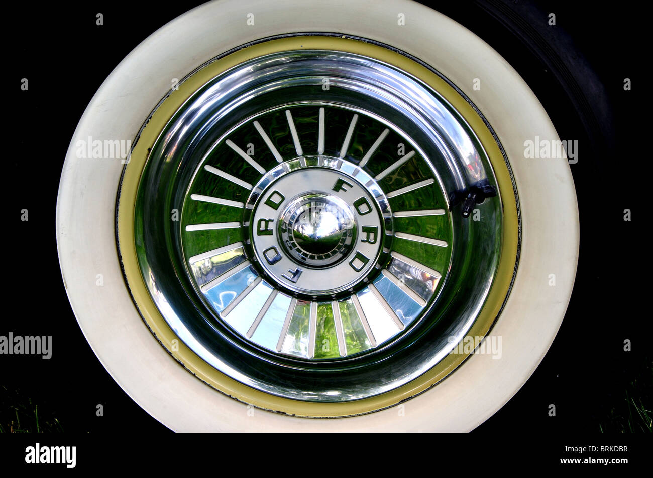 USA, Idaho, Boise, Nordwest Motorfest Car Show, weiße Wand Reifen auf einem  Vintage Ford Stockfotografie - Alamy