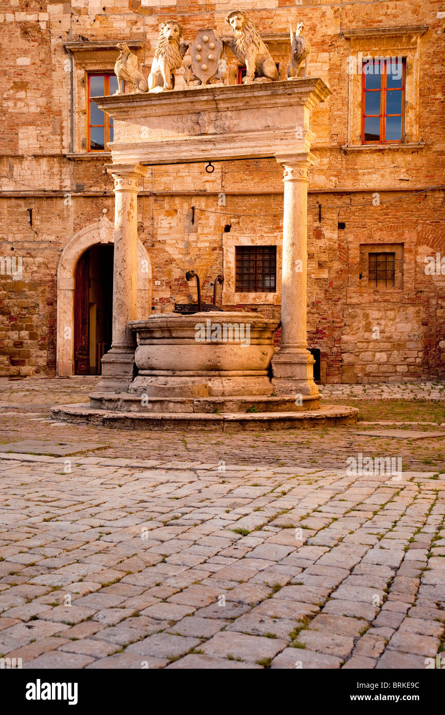 Wasser gut in das historische mittelalterliche Dorf von Montepulciano, Toskana Italien Stockfoto