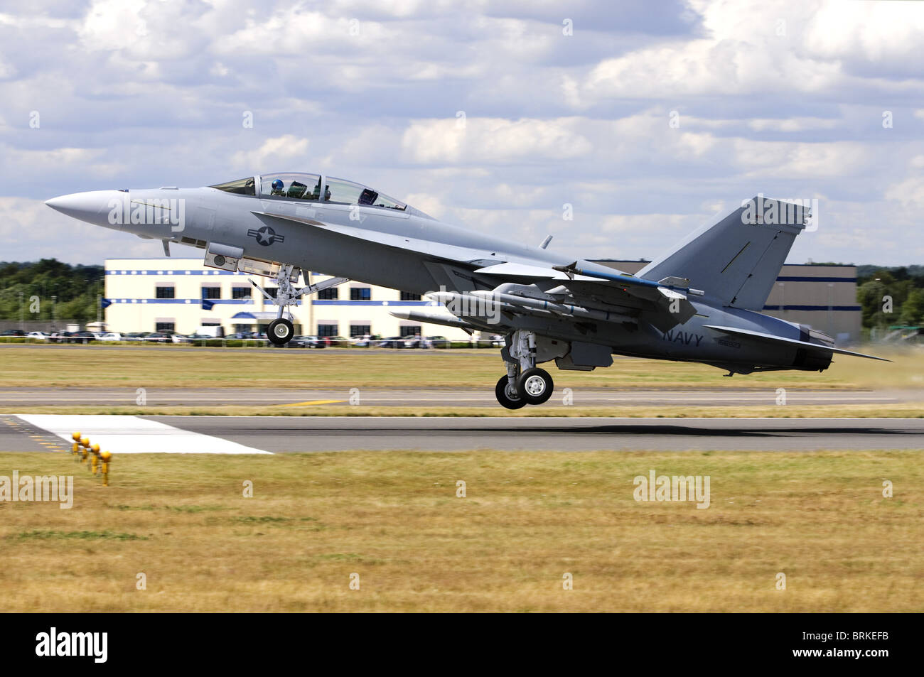 Boeing F/A-18F Super Hornet der US Navy ausziehen bei Farnborough Airshow, Farnborough, Großbritannien betrieben. Stockfoto