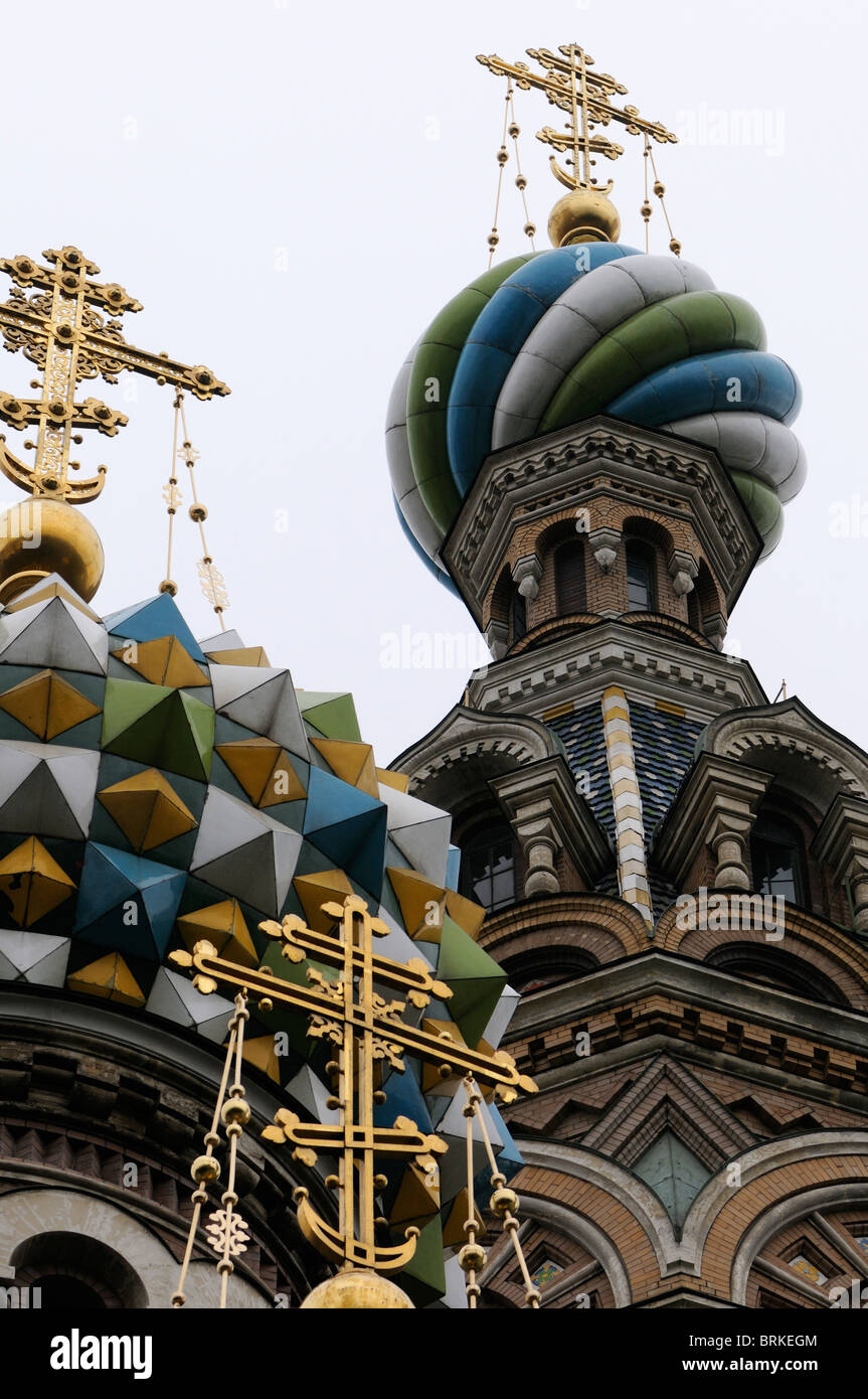 Farbige Zwiebel Kuppeln und orthodoxe christliche Kreuze auf dem Dach der Kirche von unser Erlöser der Auferstehungskirche geprägt. Stockfoto
