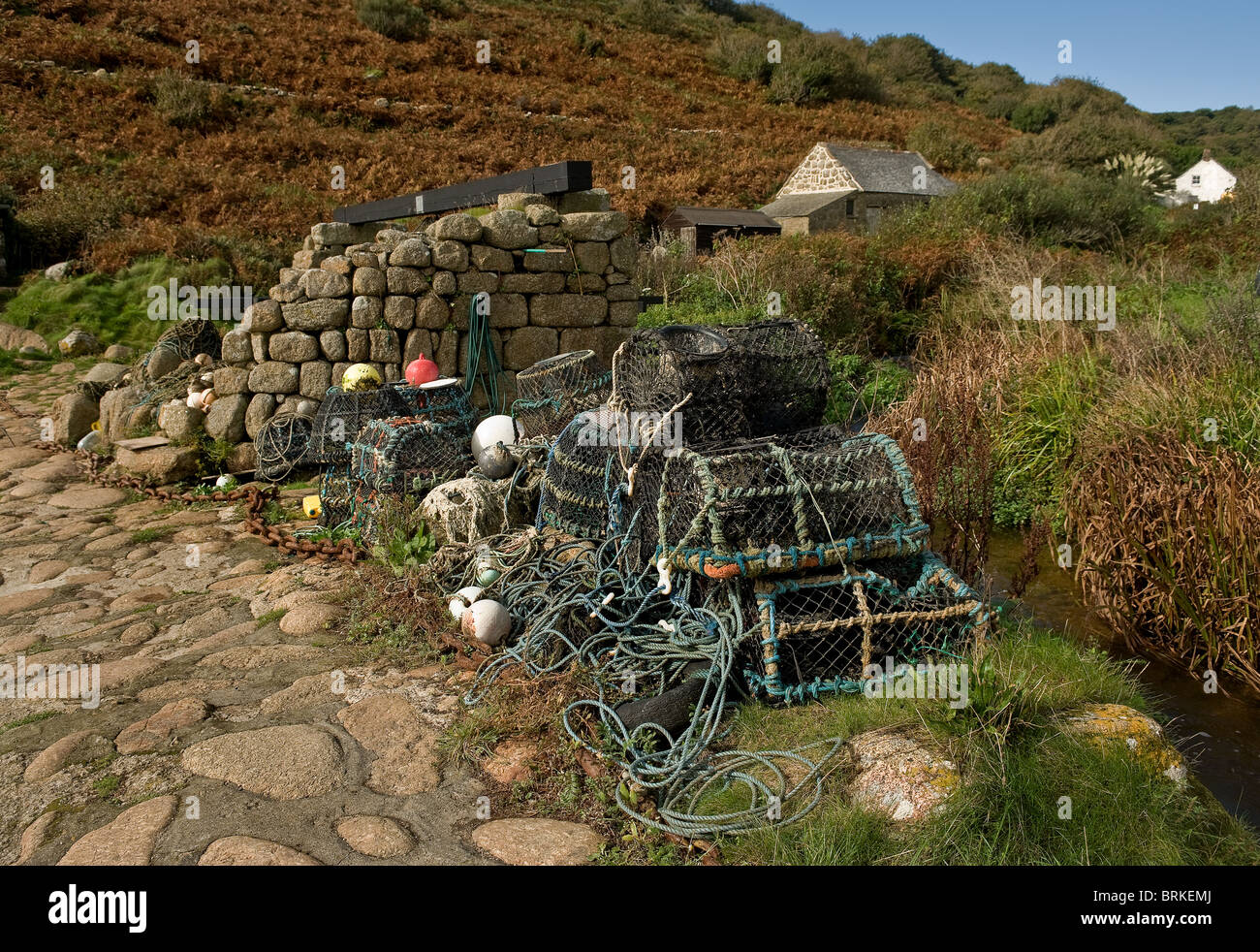Hummer-Töpfe und Krabben Töpfe gestapelt in Penberth in Cornwall. Stockfoto