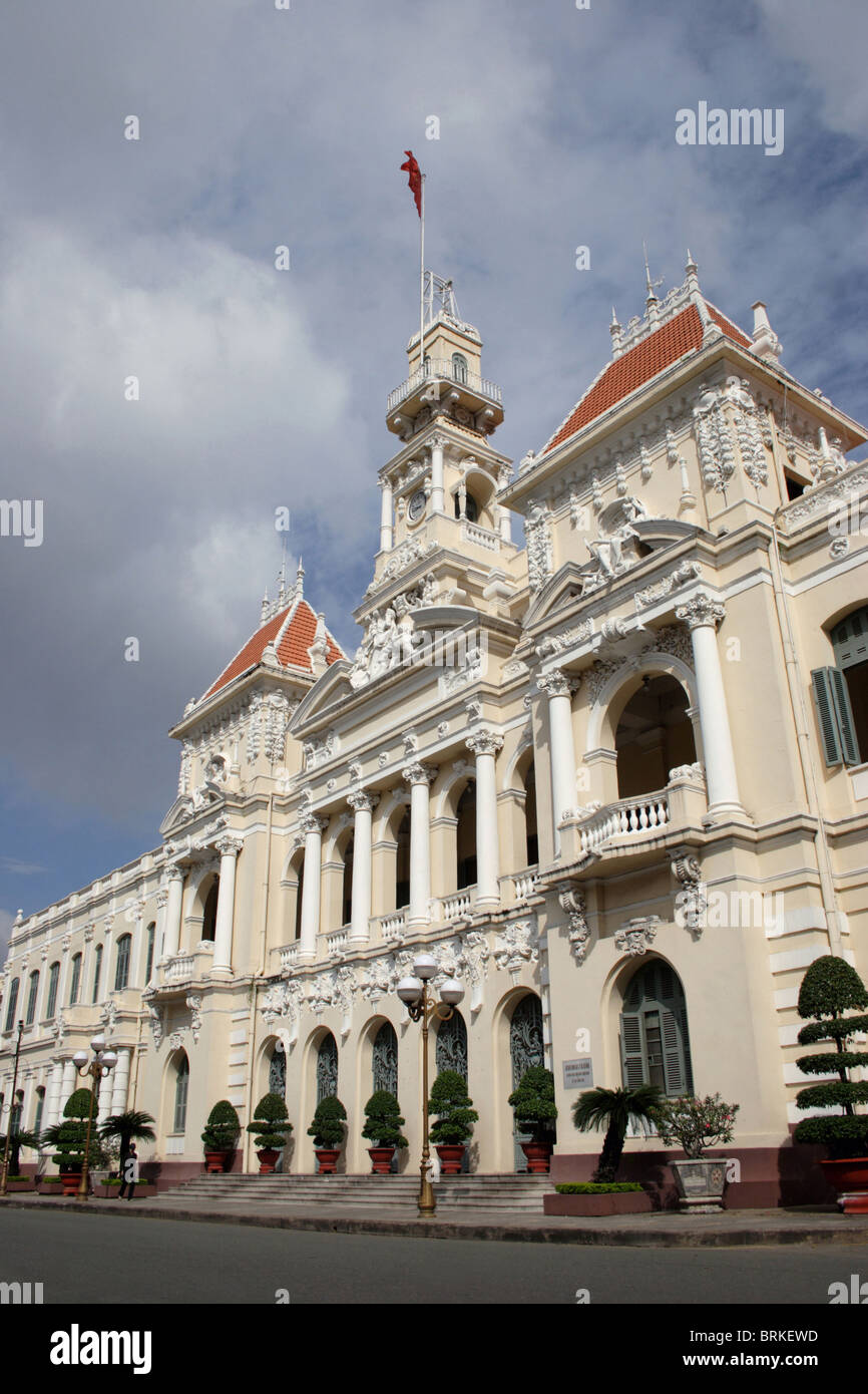 Der architektonische Einfluss des französischen Kolonialismus auf Saigon (Ho-Chi-Minh-Stadt) Rathaus von Besuchern und Einheimischen al gesehen werden kann Stockfoto