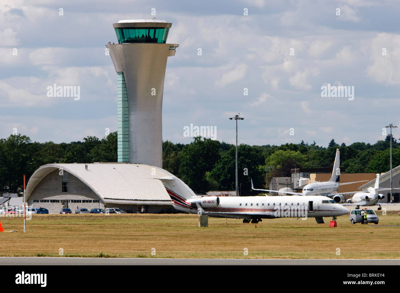 Kontrollturm, London Farnborough Airport, Farnborough, Hampshire, UK, Privatbesitz Bombardier CRJ-200ER im Vordergrund. Stockfoto