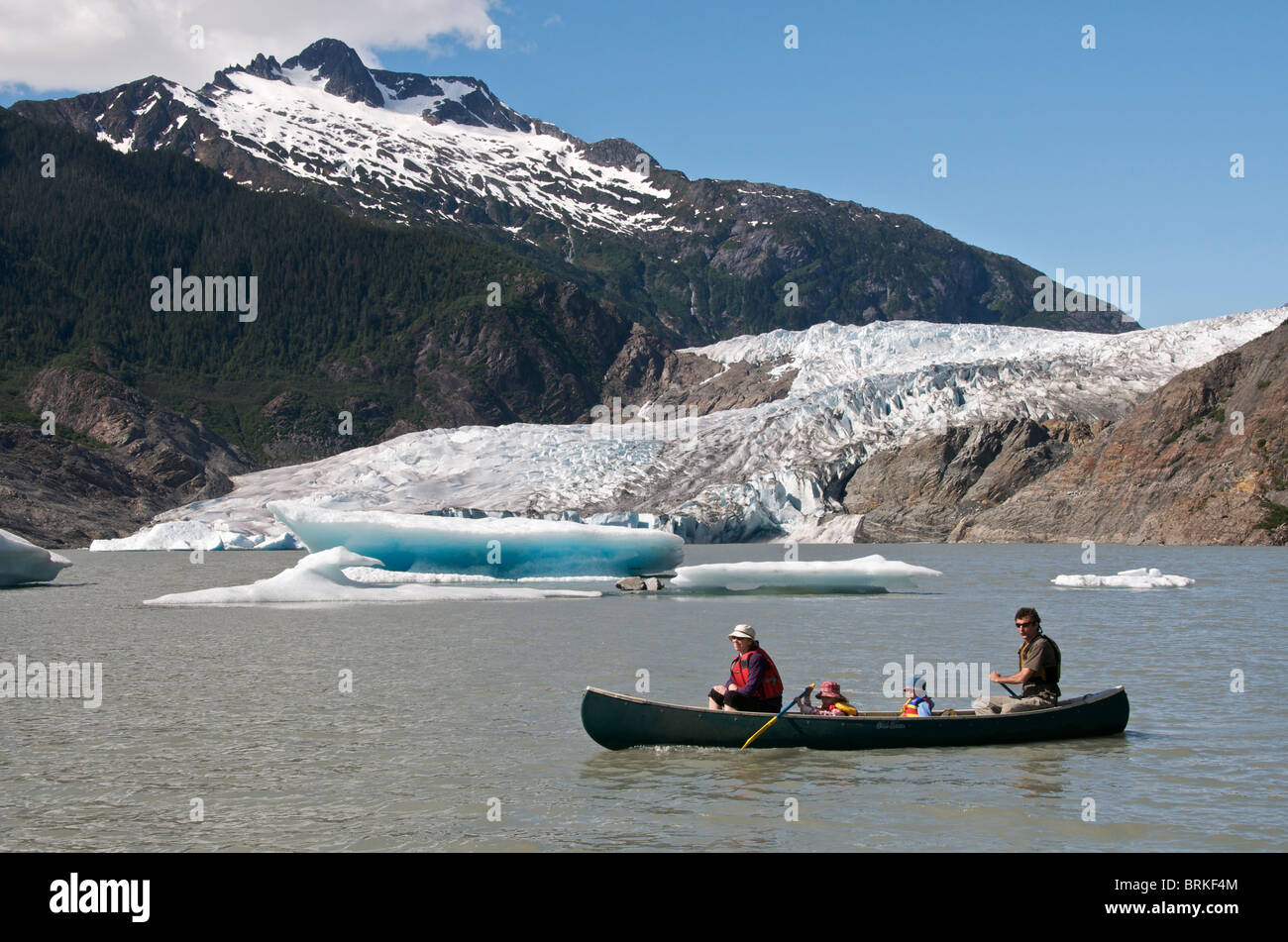Familie im Kanu am Mendenhall-Gletscher in der Nähe von Juneau Alaska USA Stockfoto