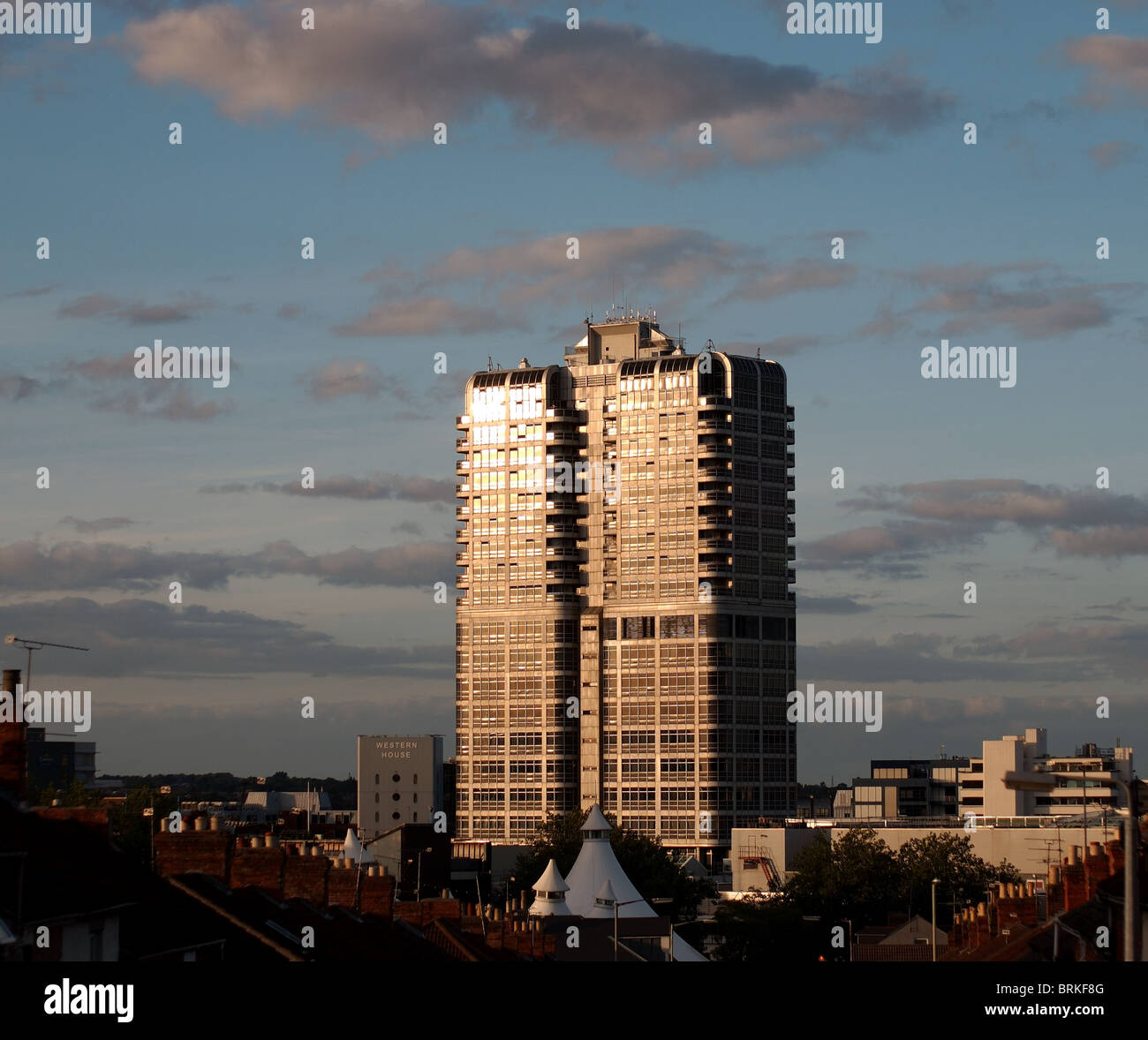 Abend (spät nachmittags) Blick auf John Murray Tower in Swindon Stockfoto