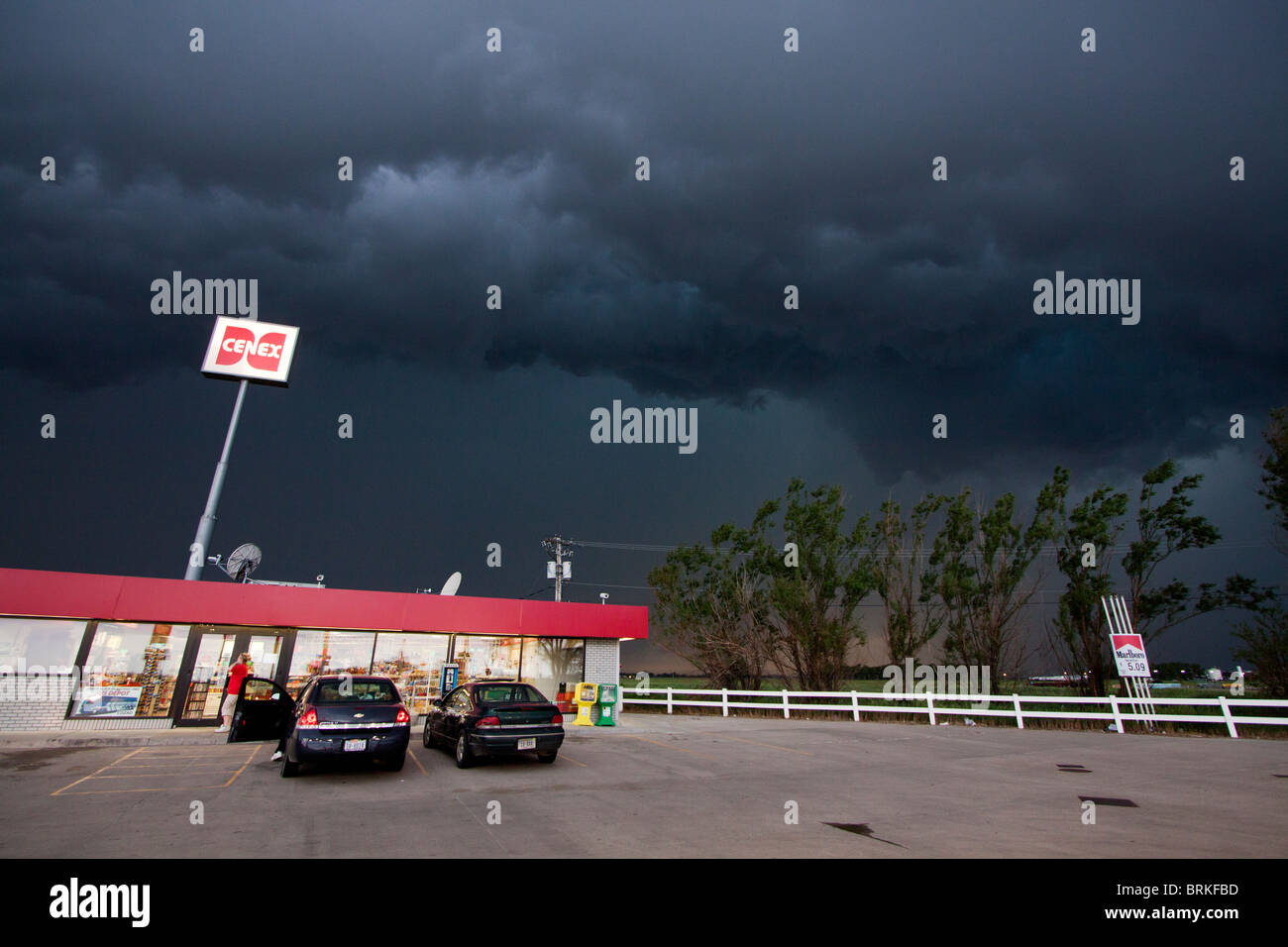 Eine Unwetterfront senkt sich auf eine Cenex-Station im ländlichen Nebraska, USA. Stockfoto