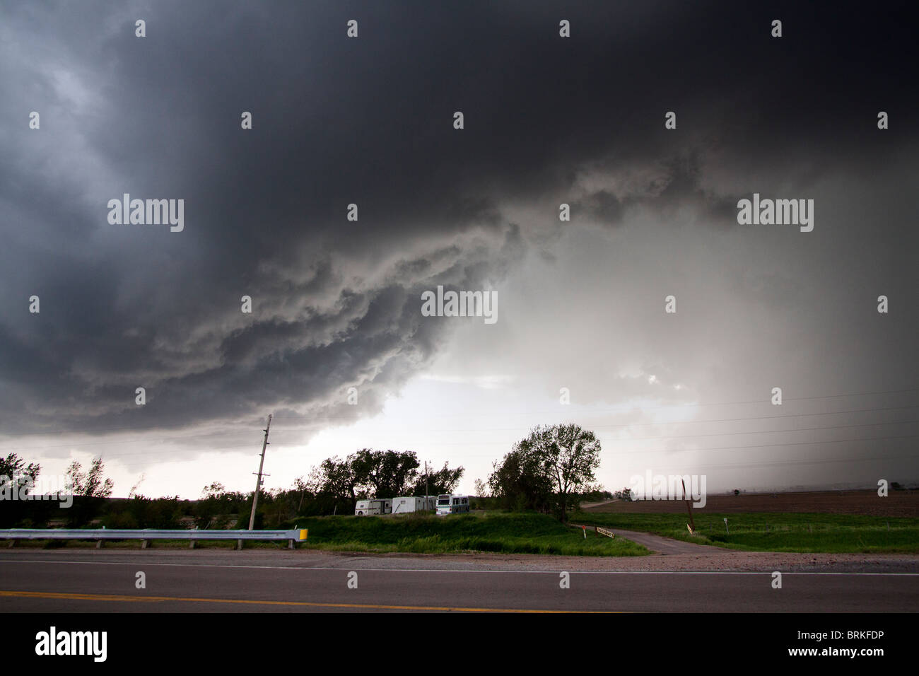 Das Ende einer Gewitterfront rollt vorbei an einer ländlichen Nebraska Stadt, 24. Mai 2010. Stockfoto