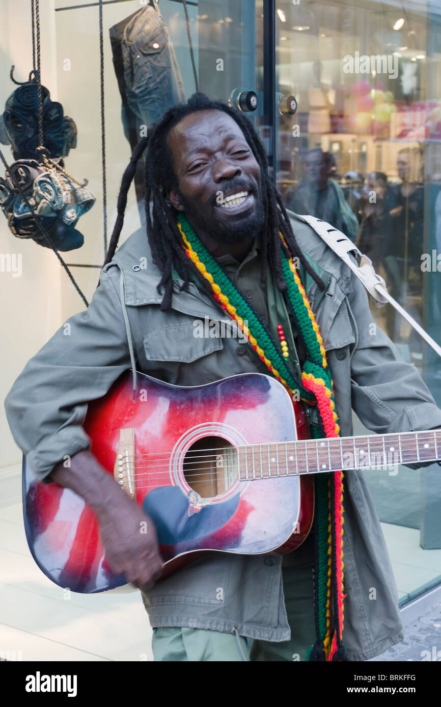 Köln Buskers - Westindische Rasta Reggae-Gitarrist und Sänger Stockfoto