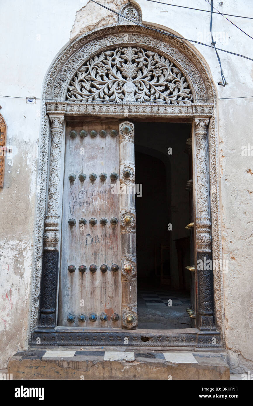 Sansibar, Tansania. Tür zum Haus des Tippu Tip, Stone Town. Die Tür ist im asiatischen Stil, mit abgerundeter Spitze geschnitzt. Stockfoto