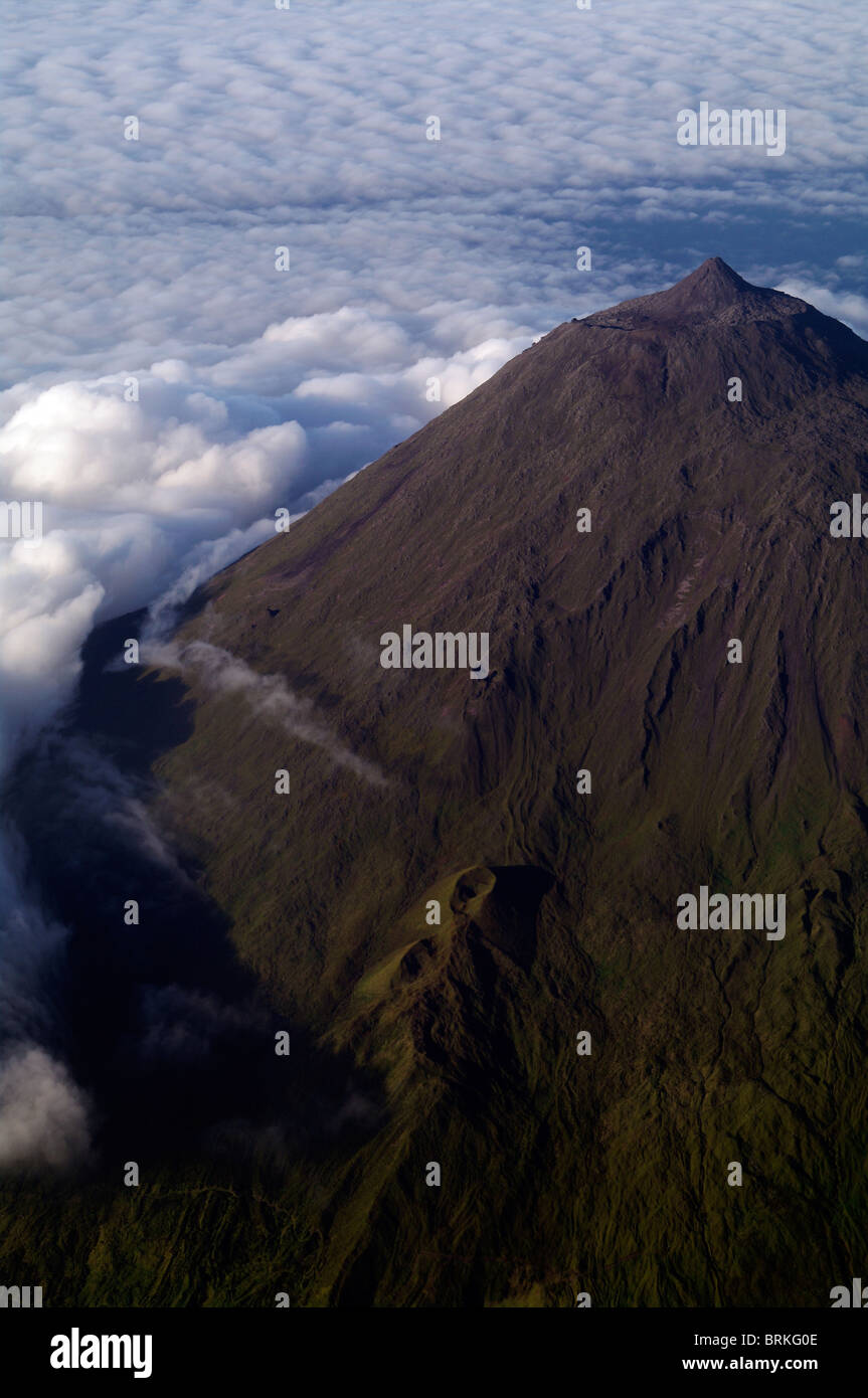 Die Aussicht vom Berg Pico mit den beiden lavatunnel angezeigt (höchste Stelle in Portugal) in die Insel Pico auf den Azoren Stockfoto