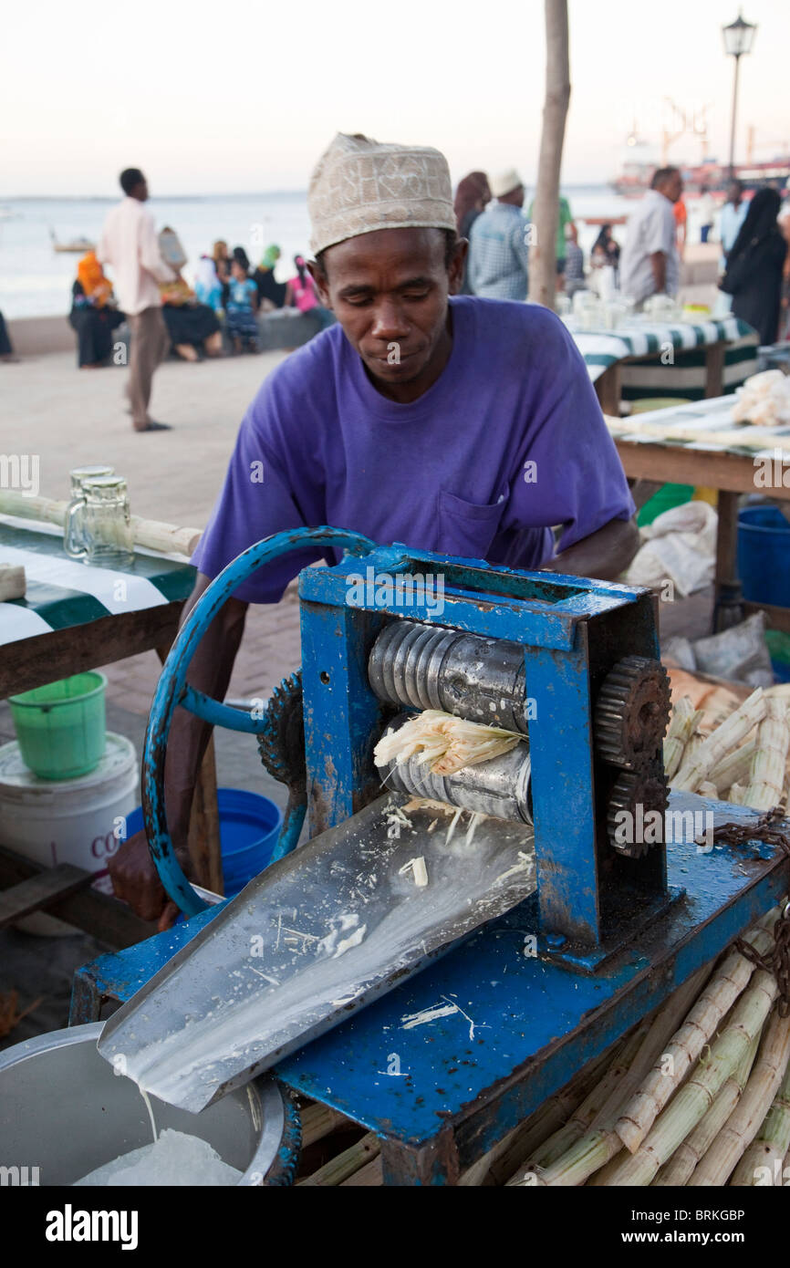 Forodhani Gärten, Stone Town, Sansibar. Quetschen Zuckerrohr Saft zu machen. Stockfoto