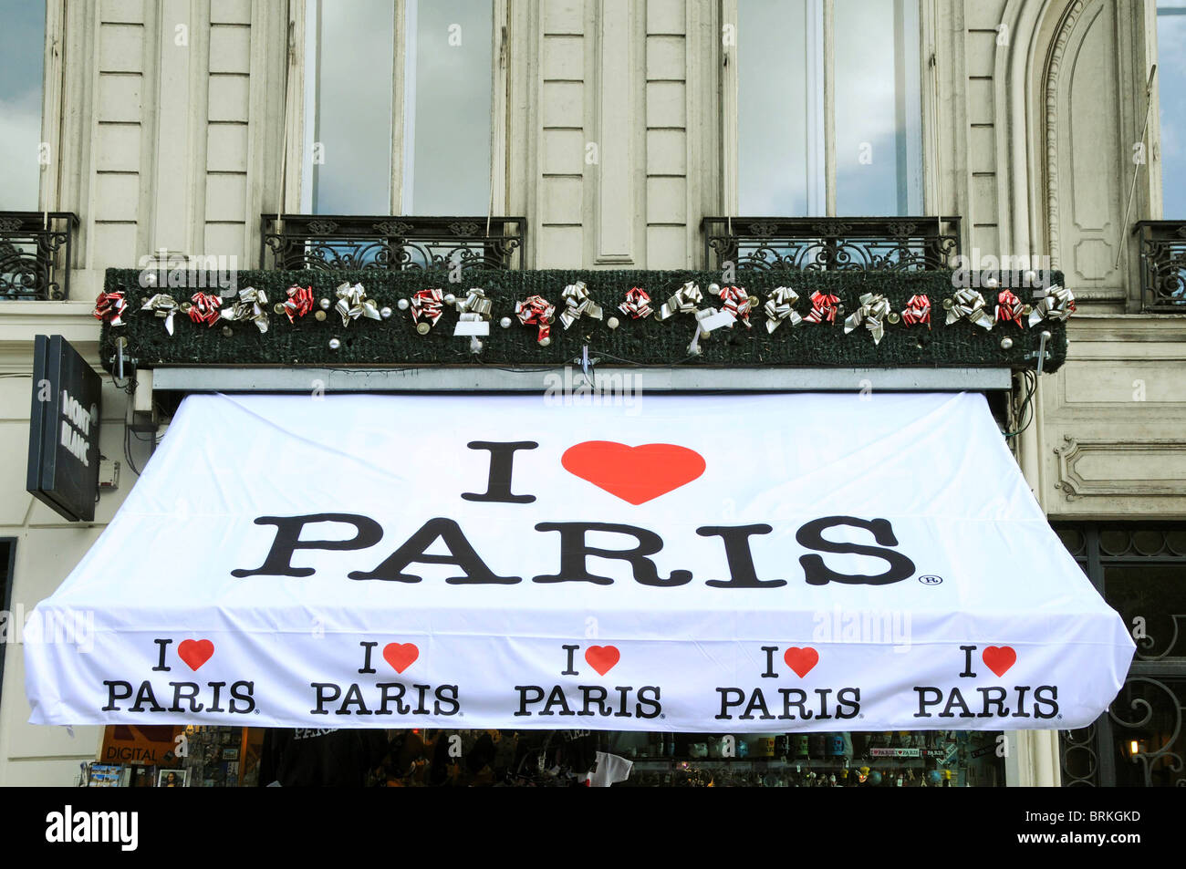 Shop Fenster blind Markise Markise zeigt die Legende Form ich liebe Paris mit Herz in rot. Stockfoto