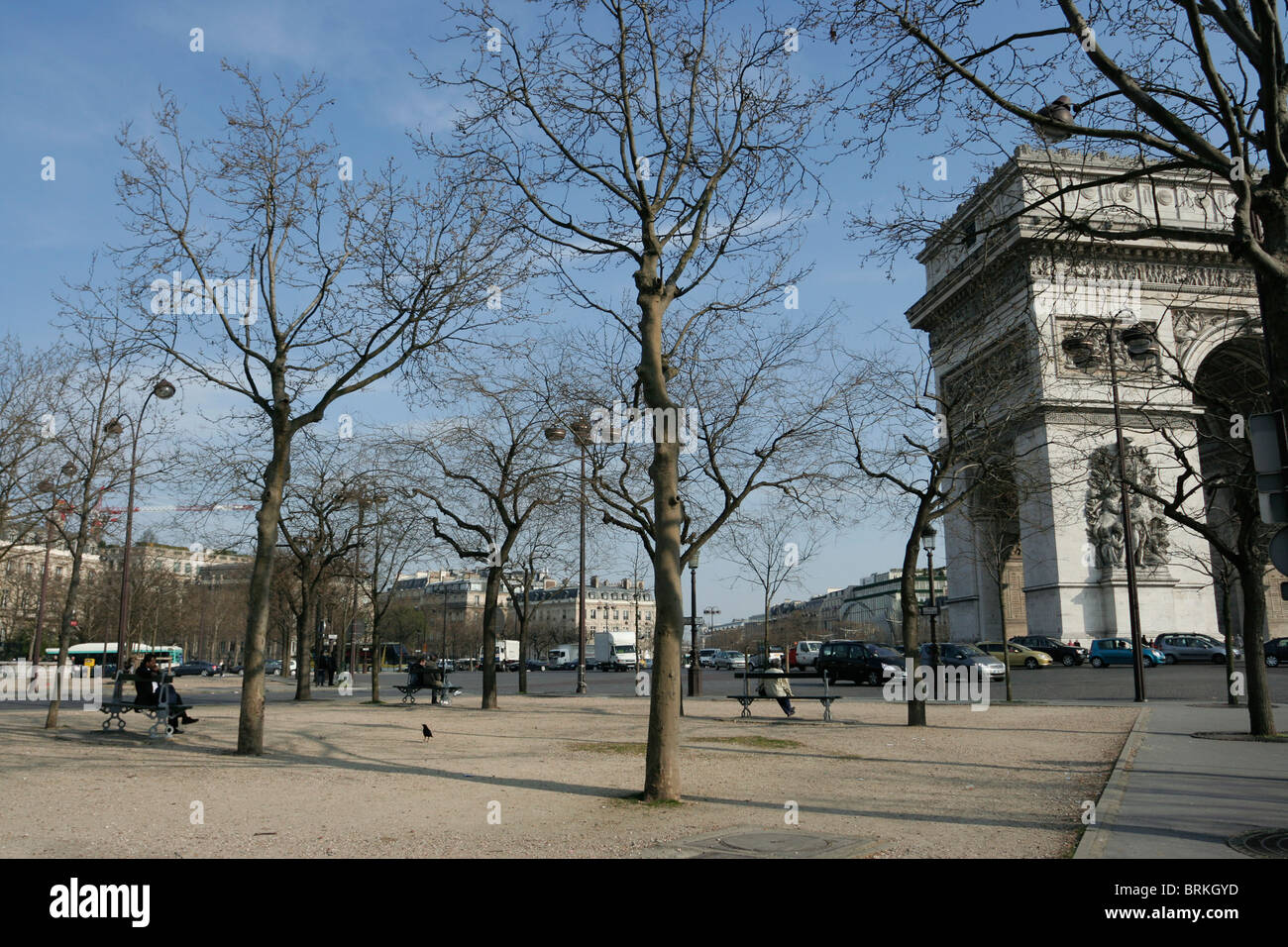 Öffentlicher Park in der Nähe von Bogen de Triomphe in Paris. Stockfoto