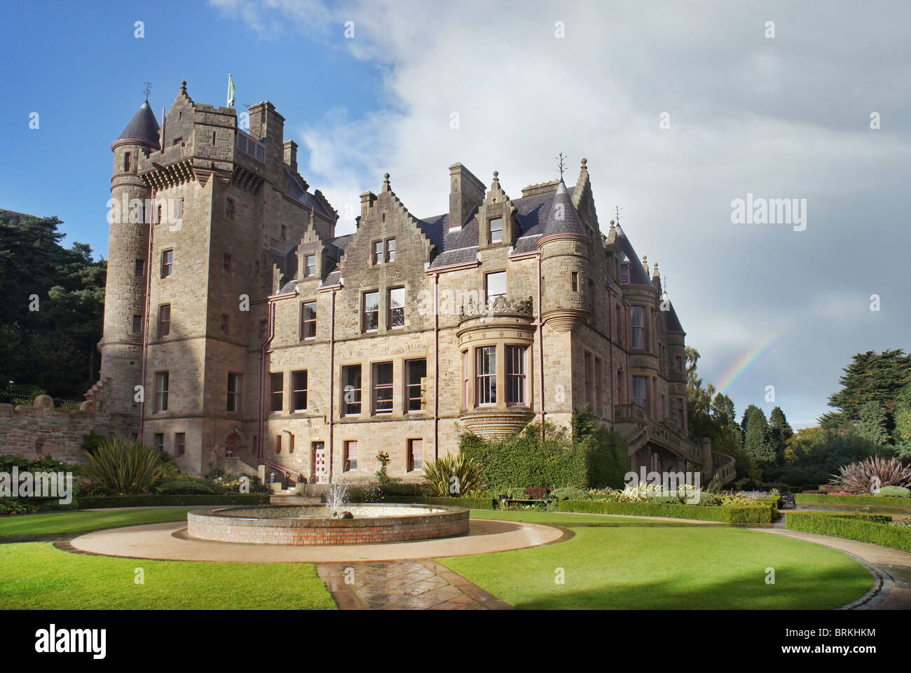Regenbogen über Belfast Castle, Nordirland. Stockfoto