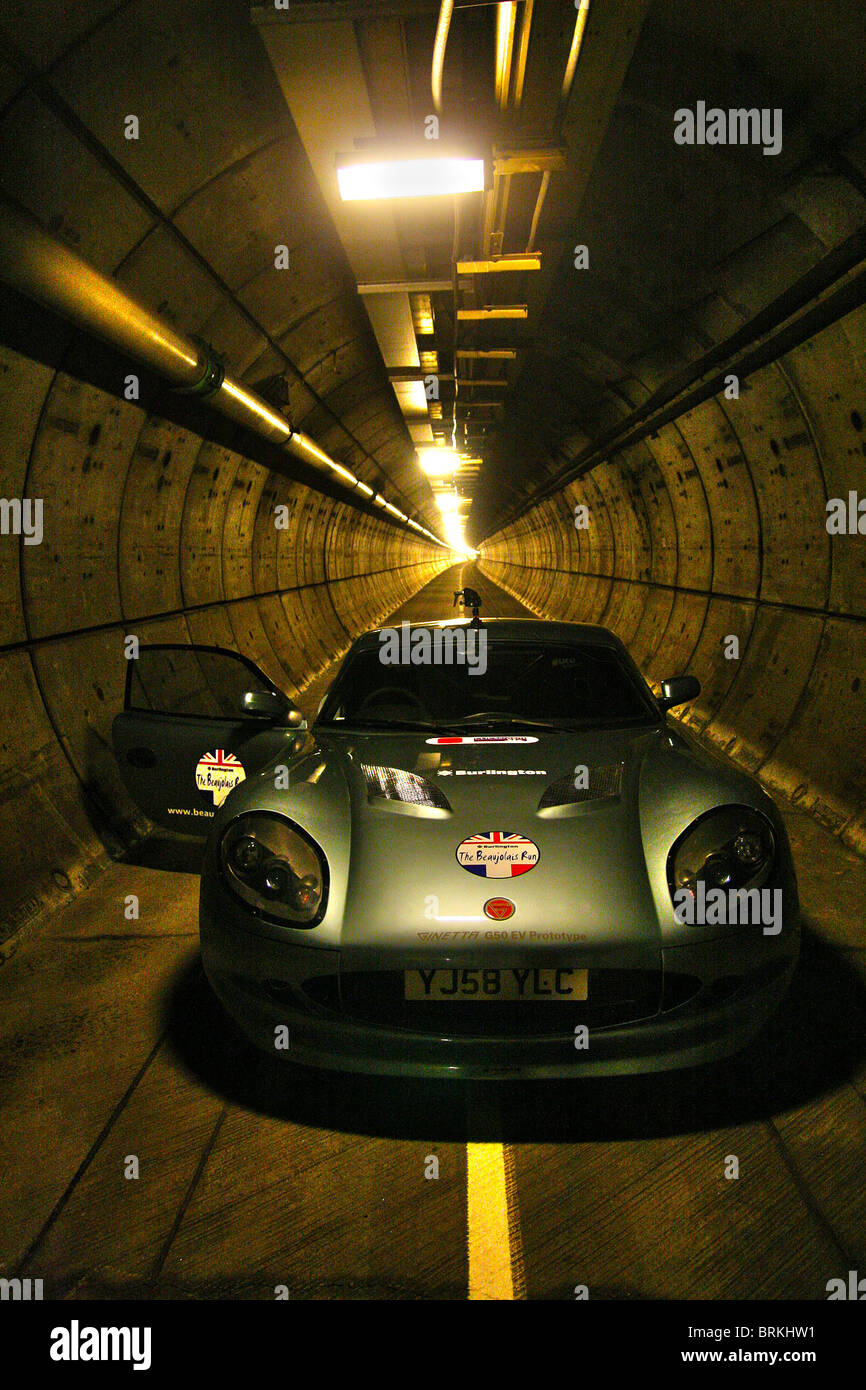 Ginetta G50 Elektro-Auto in der Servicetunnel unter dem Ärmelkanal Stockfoto