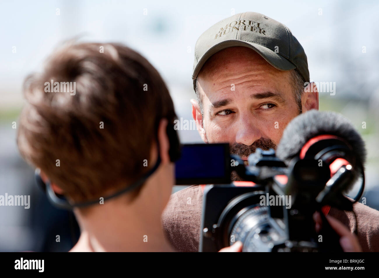 Reality-TV show star und IMAX Regisseur Sean Casey wird von Discovery Channel Kamerafrau befragt Stockfoto