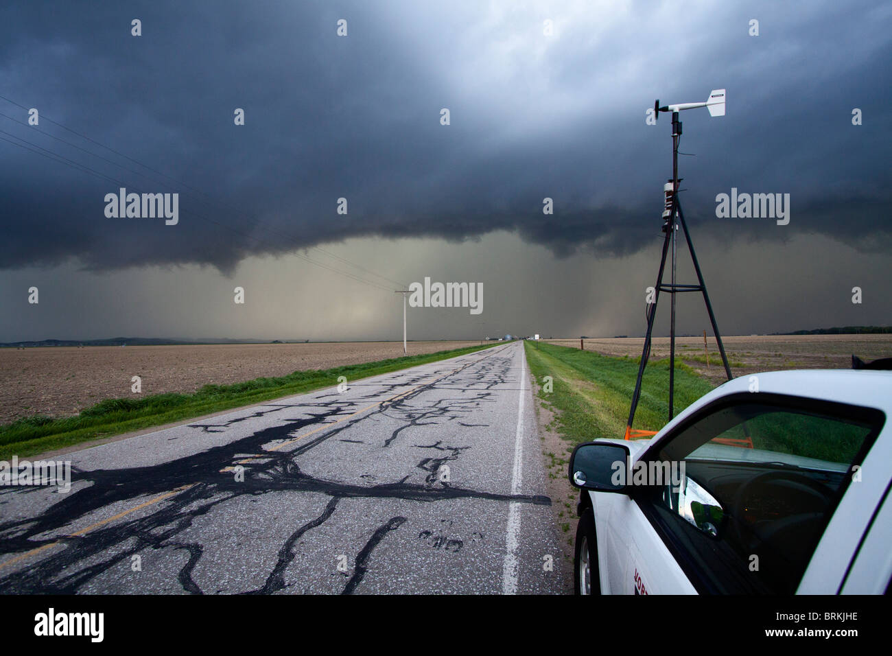 Storm Chaser wartet am Wegesrand und Uhren eine schwere Gewitter im ländlichen Nebraska, 24. Mai 2010. Stockfoto