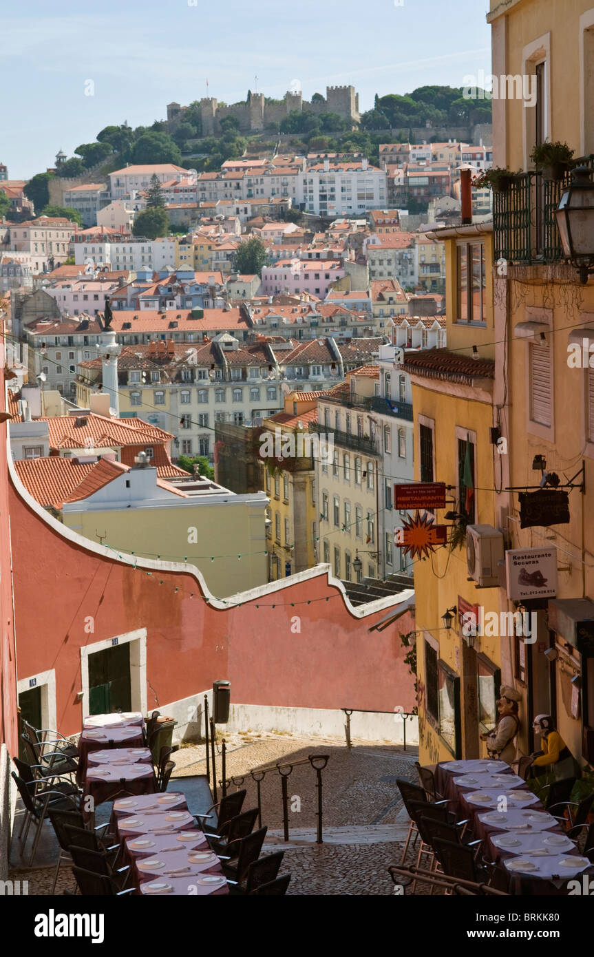 Restauranttische und Stadt Blick auf Burg Lissabon Portugal Stockfoto