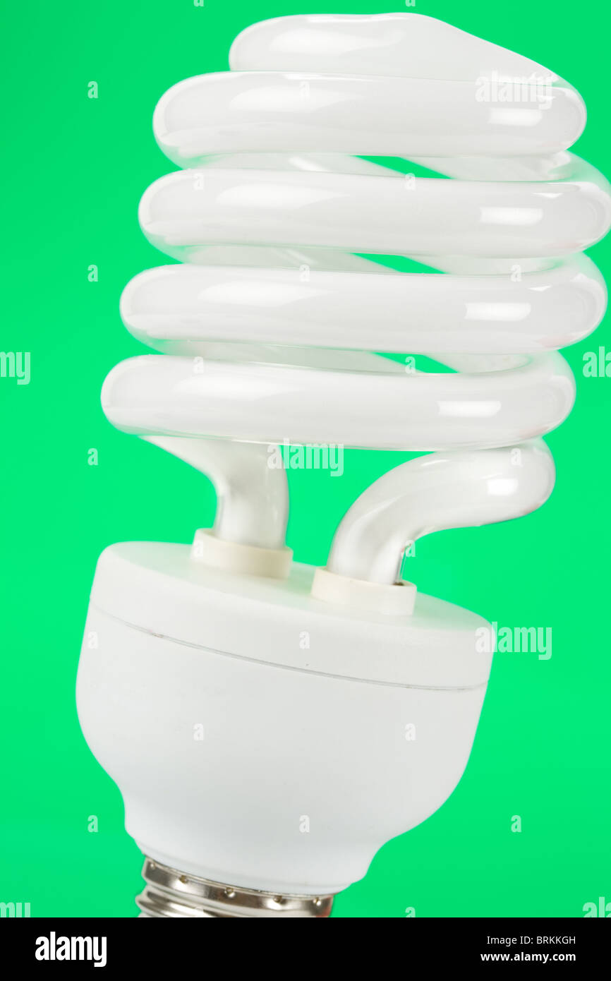 Compact Fluorescent Lightbulb mit grünem Hintergrund Stockfoto