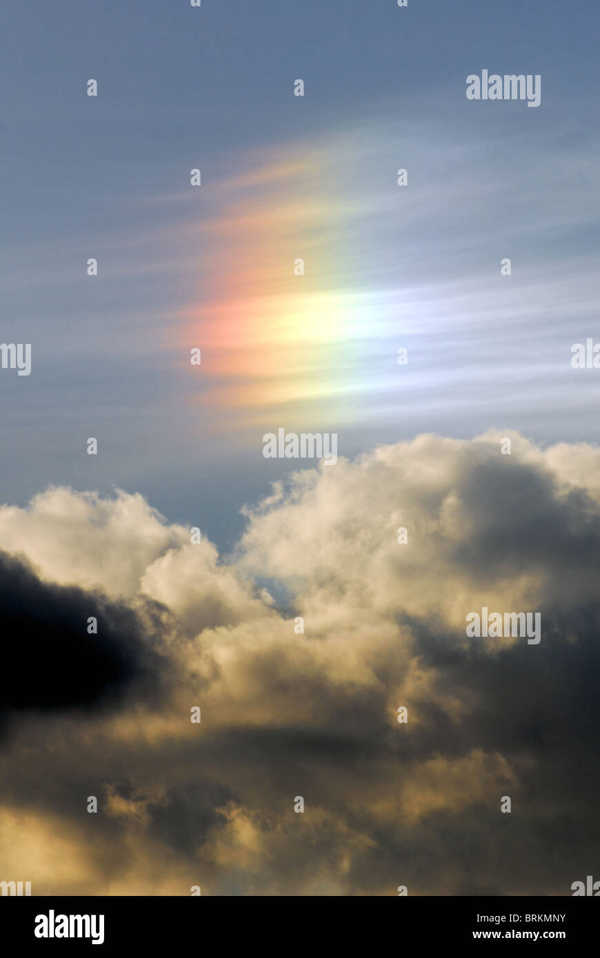 Sonne-Hund (Parhelion) in dunklen Himmel Stockfoto