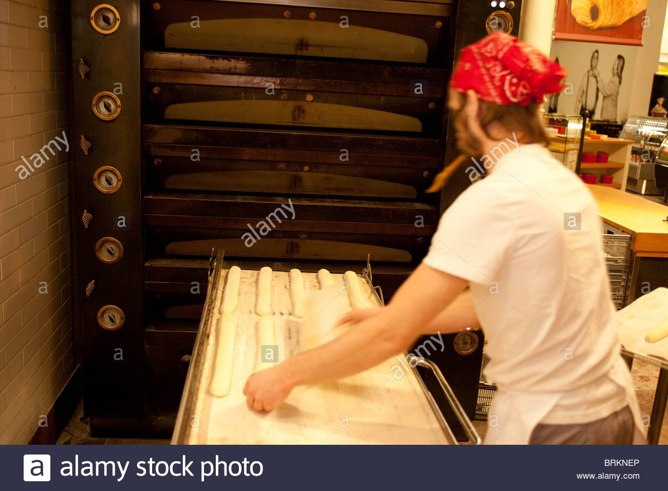 Ein Bäcker in Old Quebec arbeitet hart alle Nacht. Stockfoto