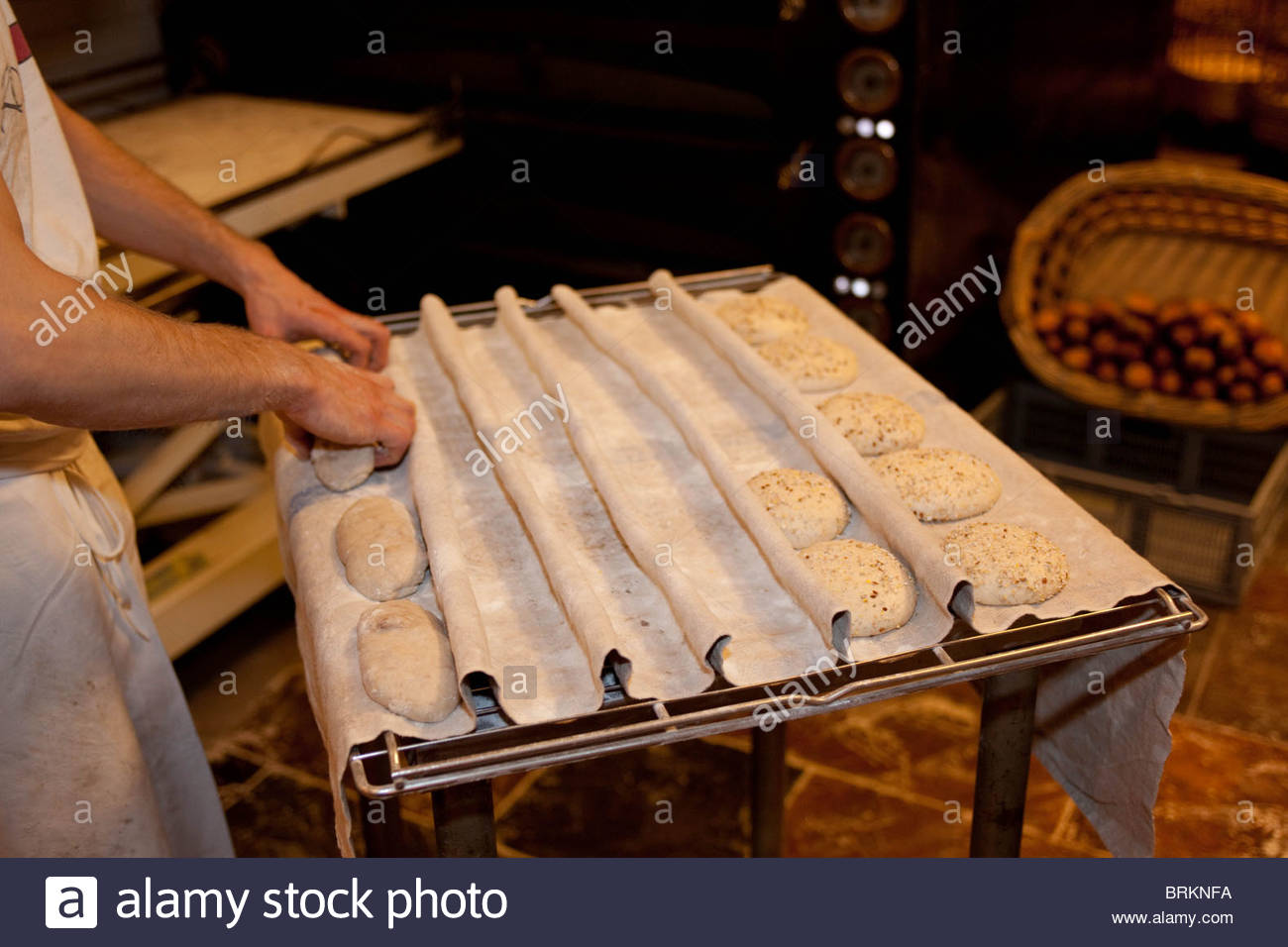 Ein Bäcker in Old Quebec arbeitet hart alle Nacht. Stockfoto