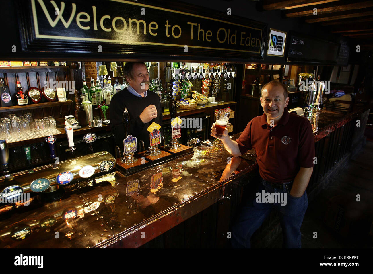 Der Wirt gießt einen Pint im alten Eden Pub in Edenbridge Kent. Bild von James Boardman. Stockfoto