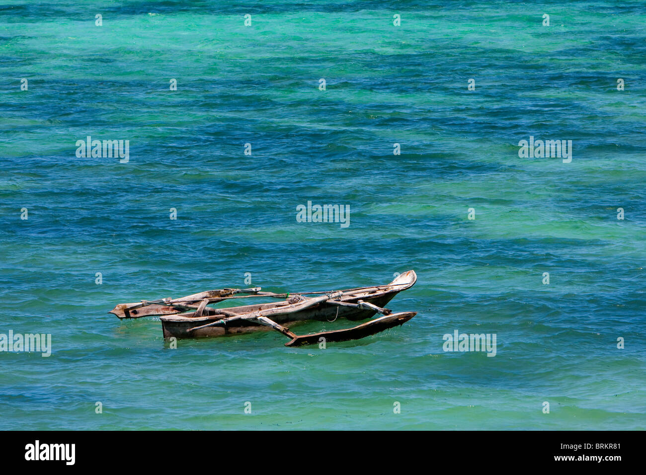 Jambiani, Sansibar, Tansania. Ausleger-Kanu (Ngalawa). Indischen Ozean. Stockfoto